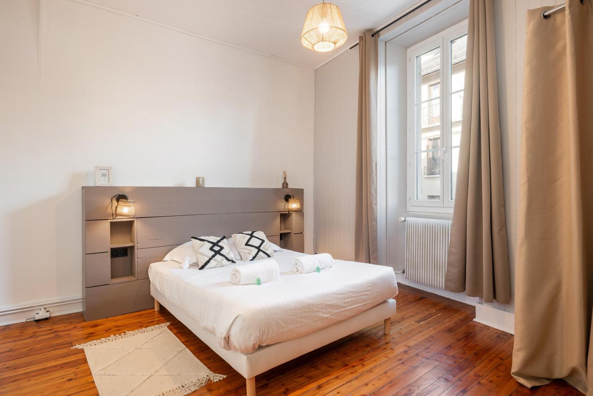Appartement Spacieux Et Chaleureux Coeur De Ville Chambery Bagian luar foto