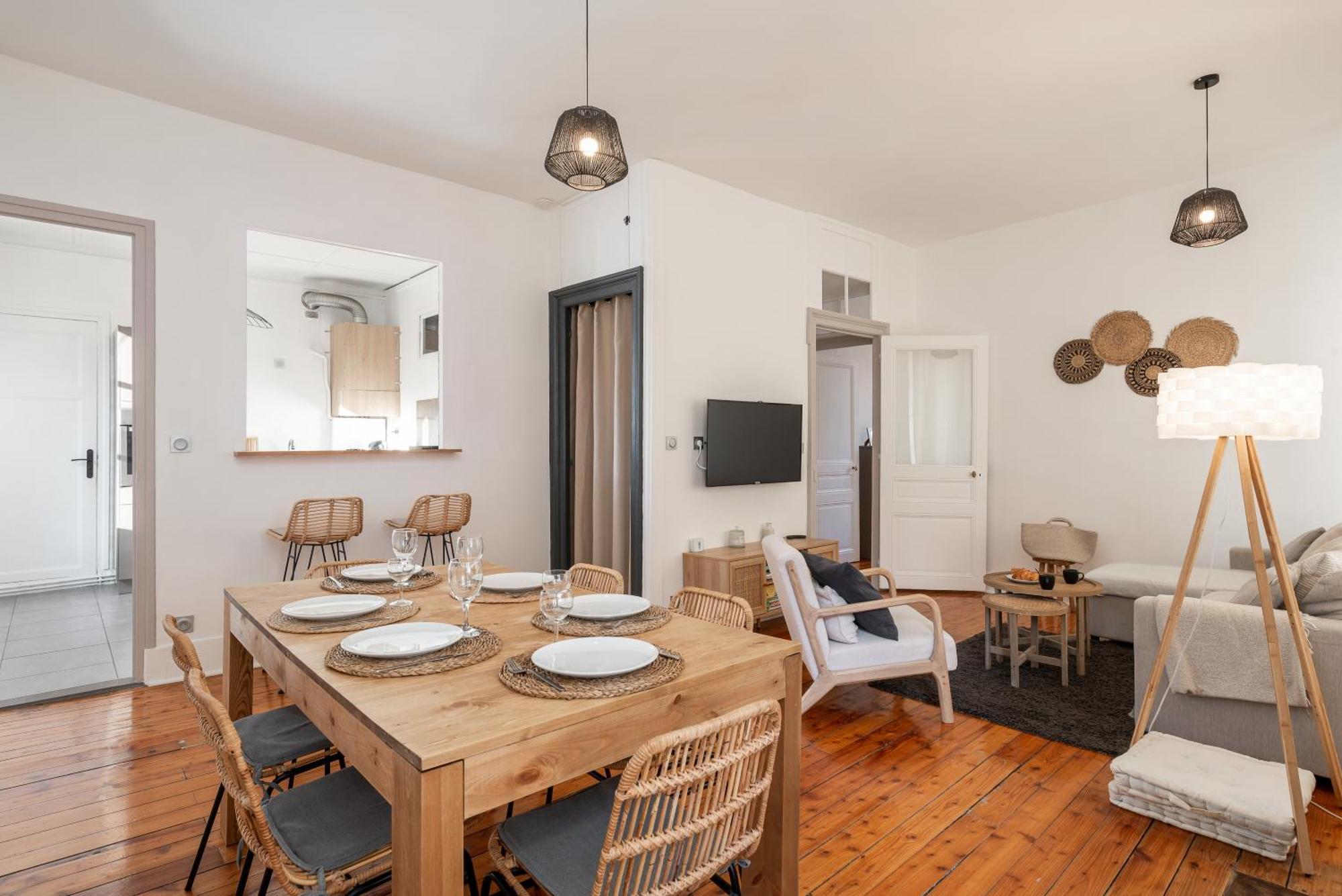 Appartement Spacieux Et Chaleureux Coeur De Ville Chambery Bagian luar foto