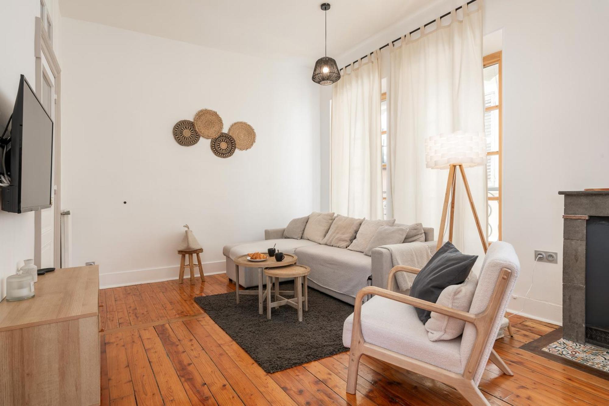 Appartement Spacieux Et Chaleureux Coeur De Ville Chambery Bagian luar foto