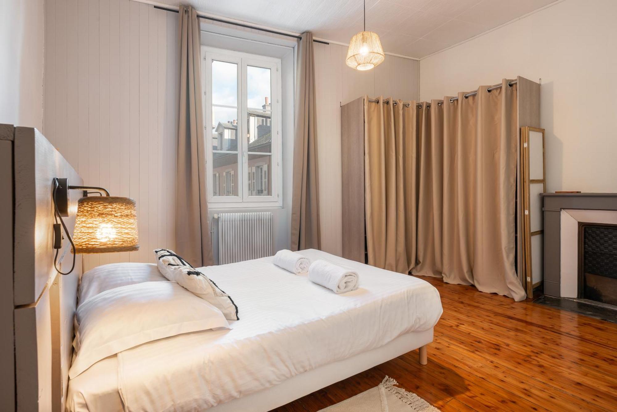 Appartement Spacieux Et Chaleureux Coeur De Ville Chambery Bagian luar foto