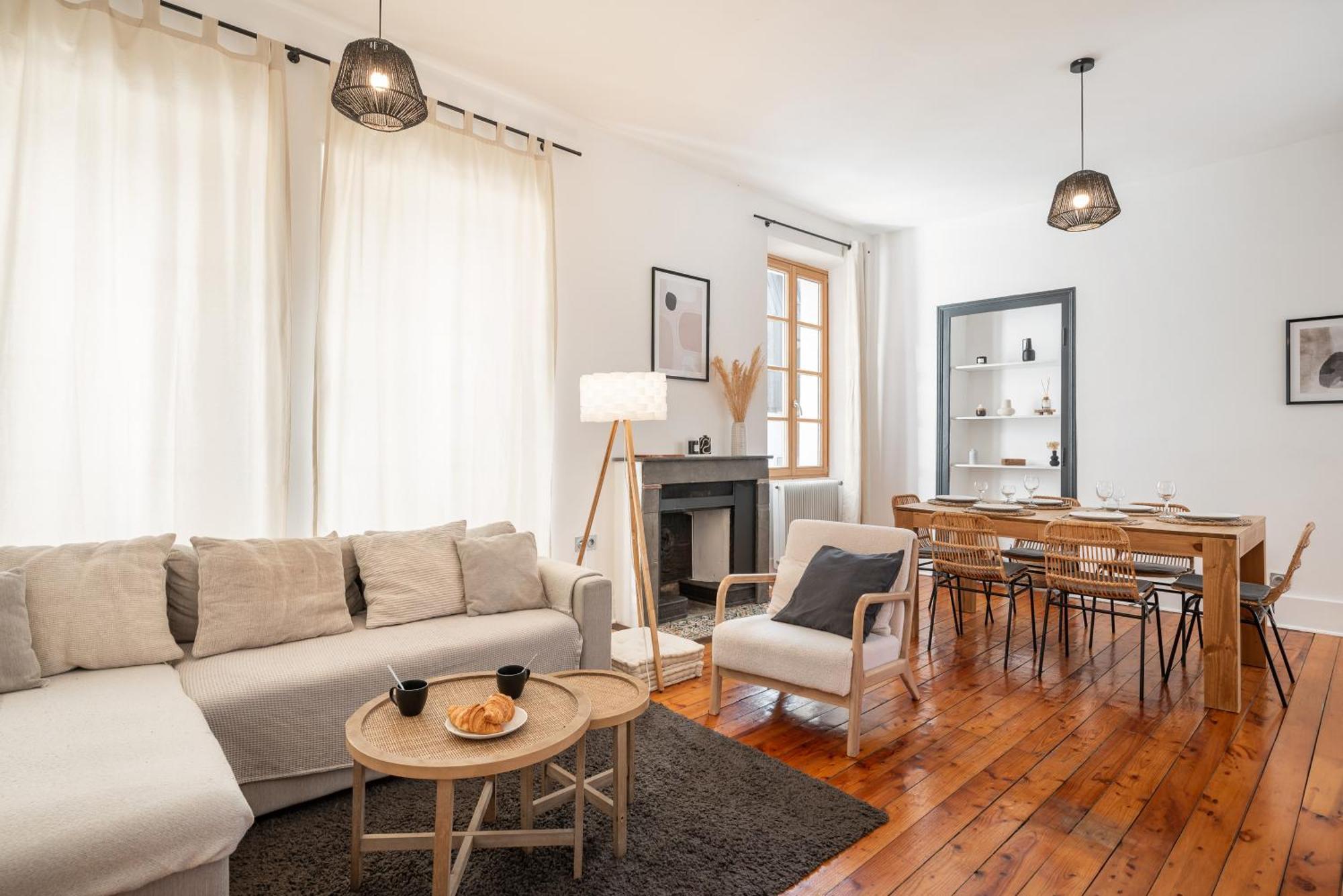 Appartement Spacieux Et Chaleureux Coeur De Ville Chambery Bagian luar foto