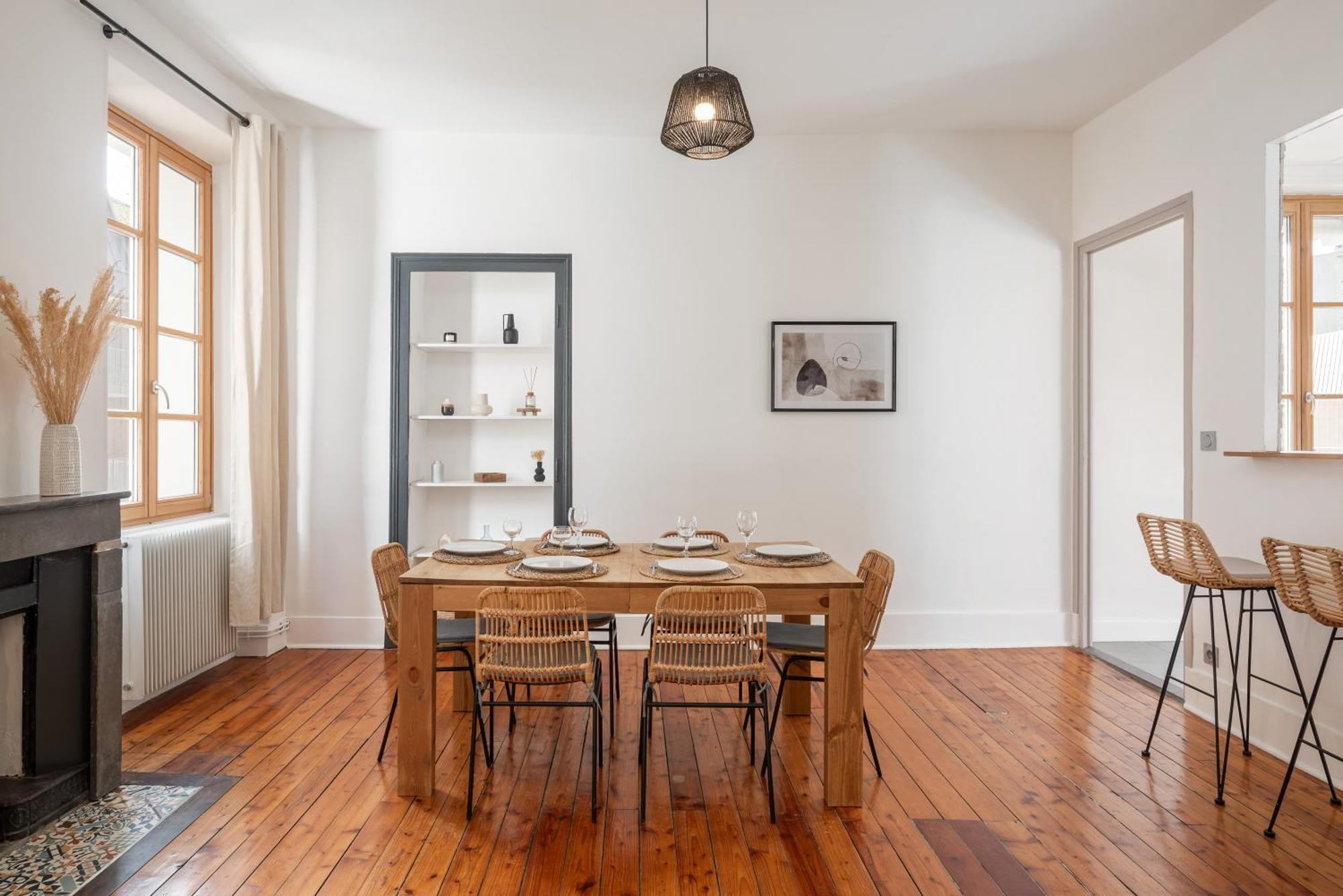 Appartement Spacieux Et Chaleureux Coeur De Ville Chambery Bagian luar foto