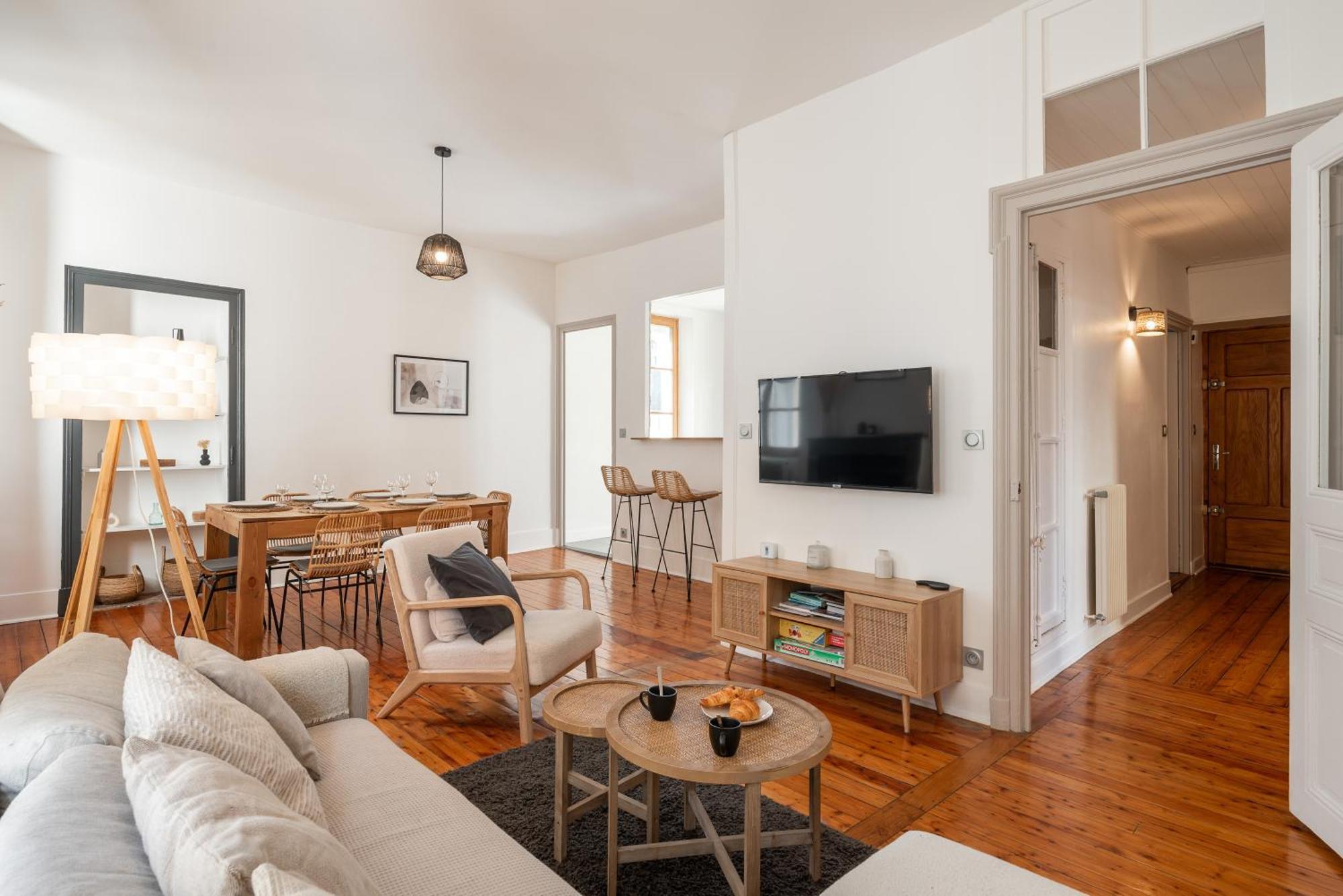 Appartement Spacieux Et Chaleureux Coeur De Ville Chambery Bagian luar foto