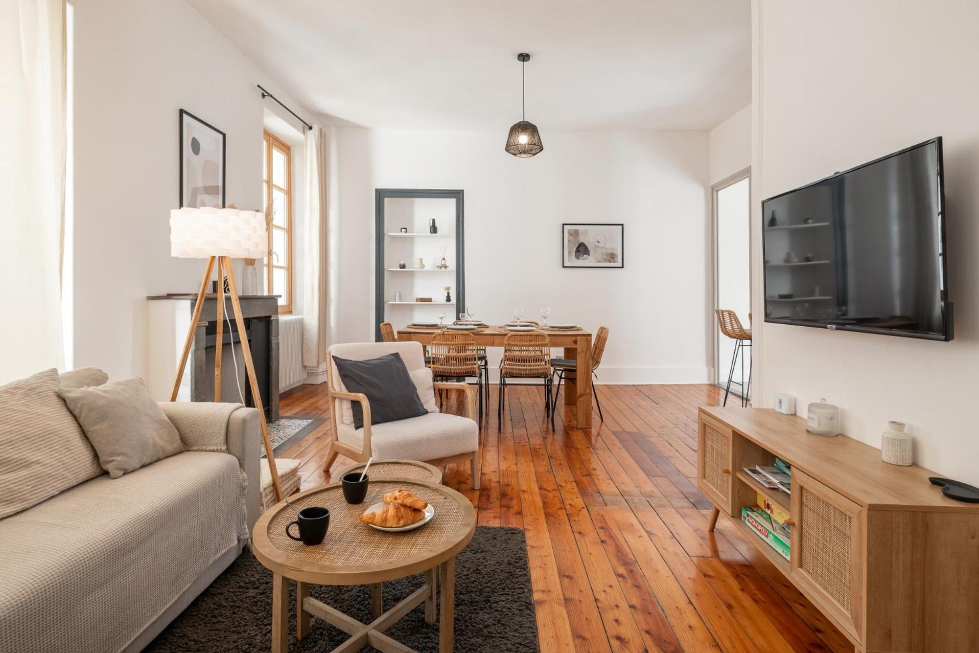 Appartement Spacieux Et Chaleureux Coeur De Ville Chambery Bagian luar foto