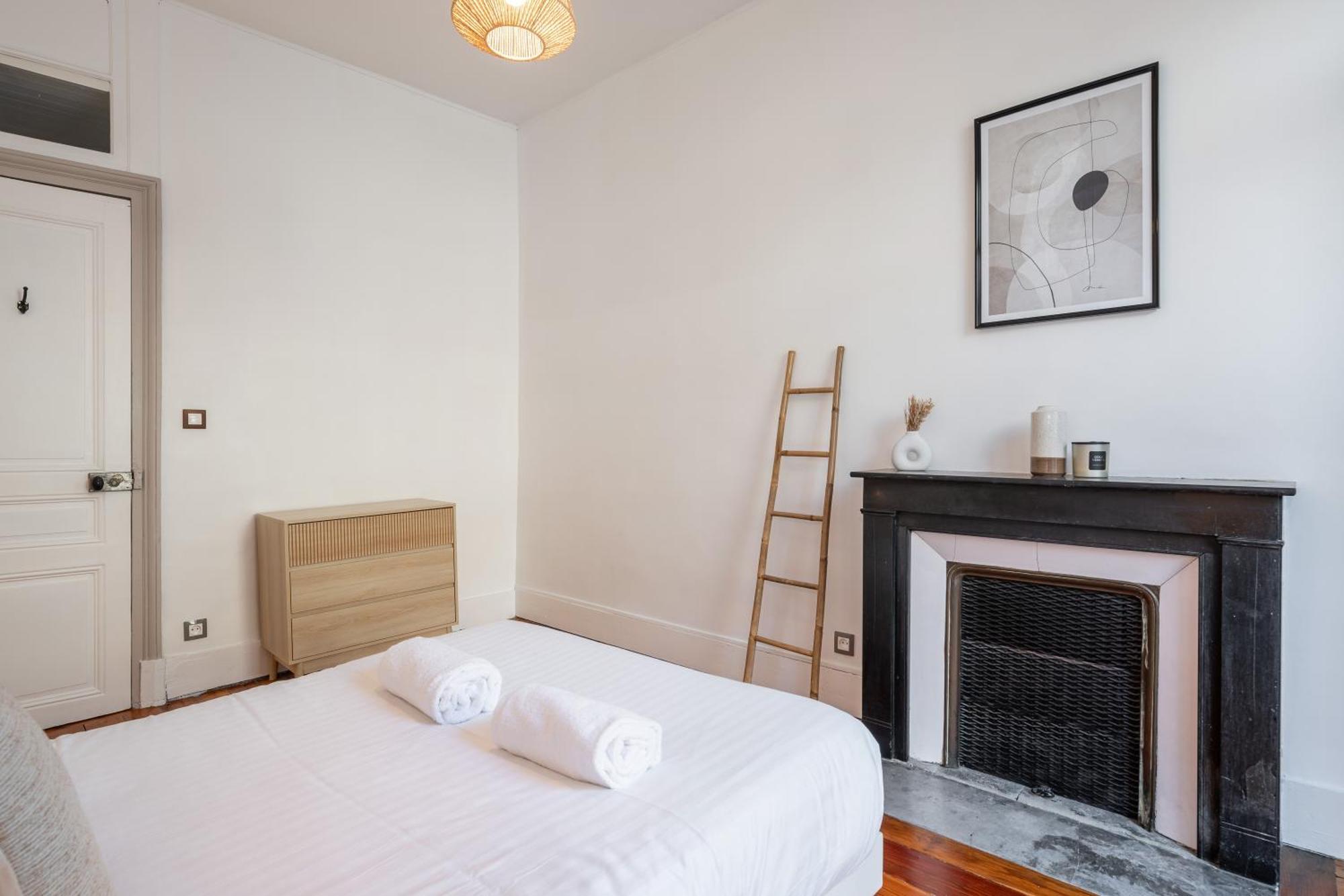 Appartement Spacieux Et Chaleureux Coeur De Ville Chambery Bagian luar foto