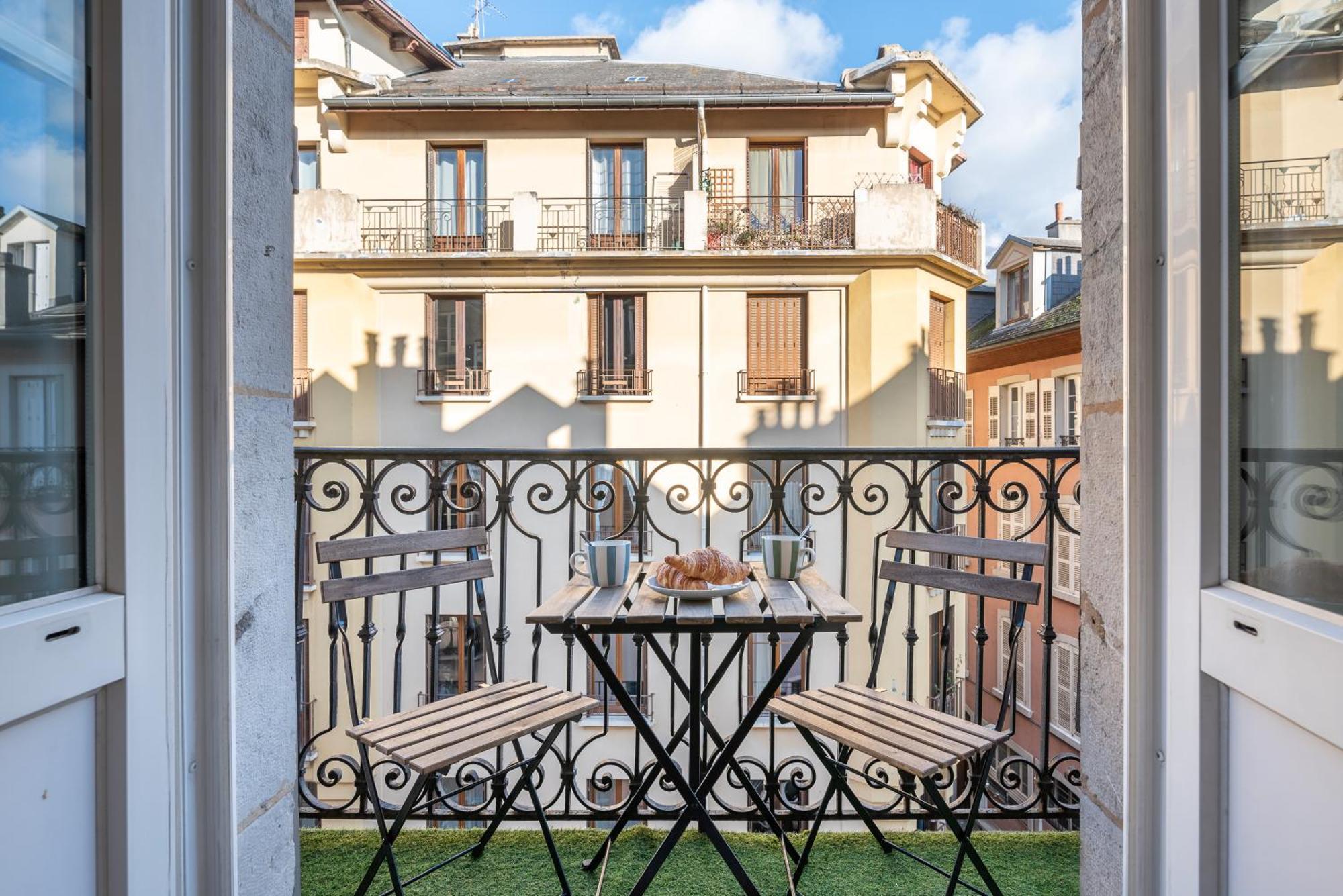 Appartement Spacieux Et Chaleureux Coeur De Ville Chambery Bagian luar foto