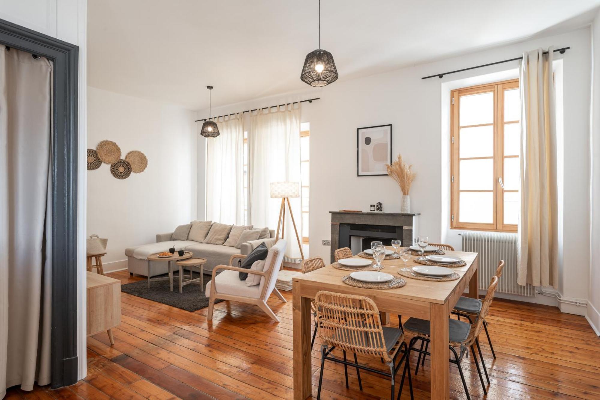 Appartement Spacieux Et Chaleureux Coeur De Ville Chambery Bagian luar foto
